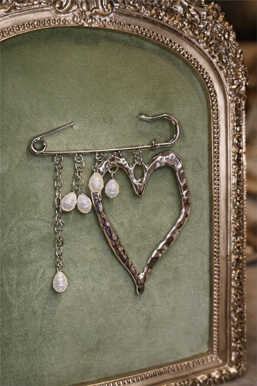 Madison01 İnci Detaylı Kalp Figürlü Gümüş Renk Zarif Broş